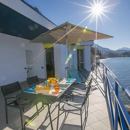 Fronte Lago Villa *