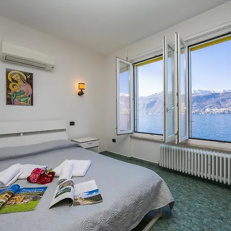 Fronte Lago Villa