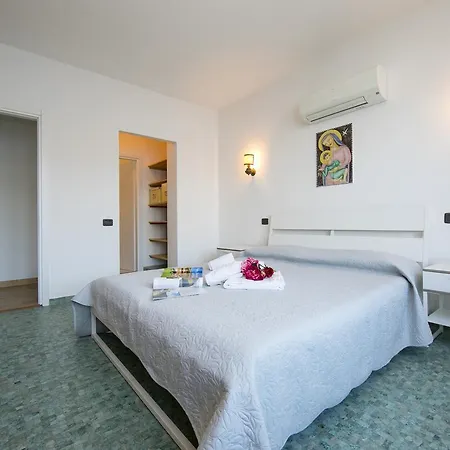 Fronte Villa