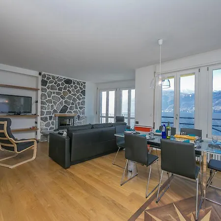 Fronte Lago Villa